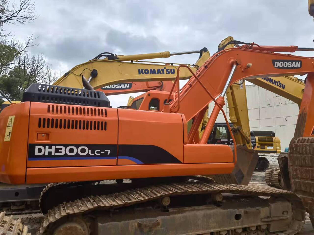 DOOSAN DH300 - Máy xúc bánh xích: hình 2 DOOSAN DH300 - Máy xúc bánh xích: hình 2