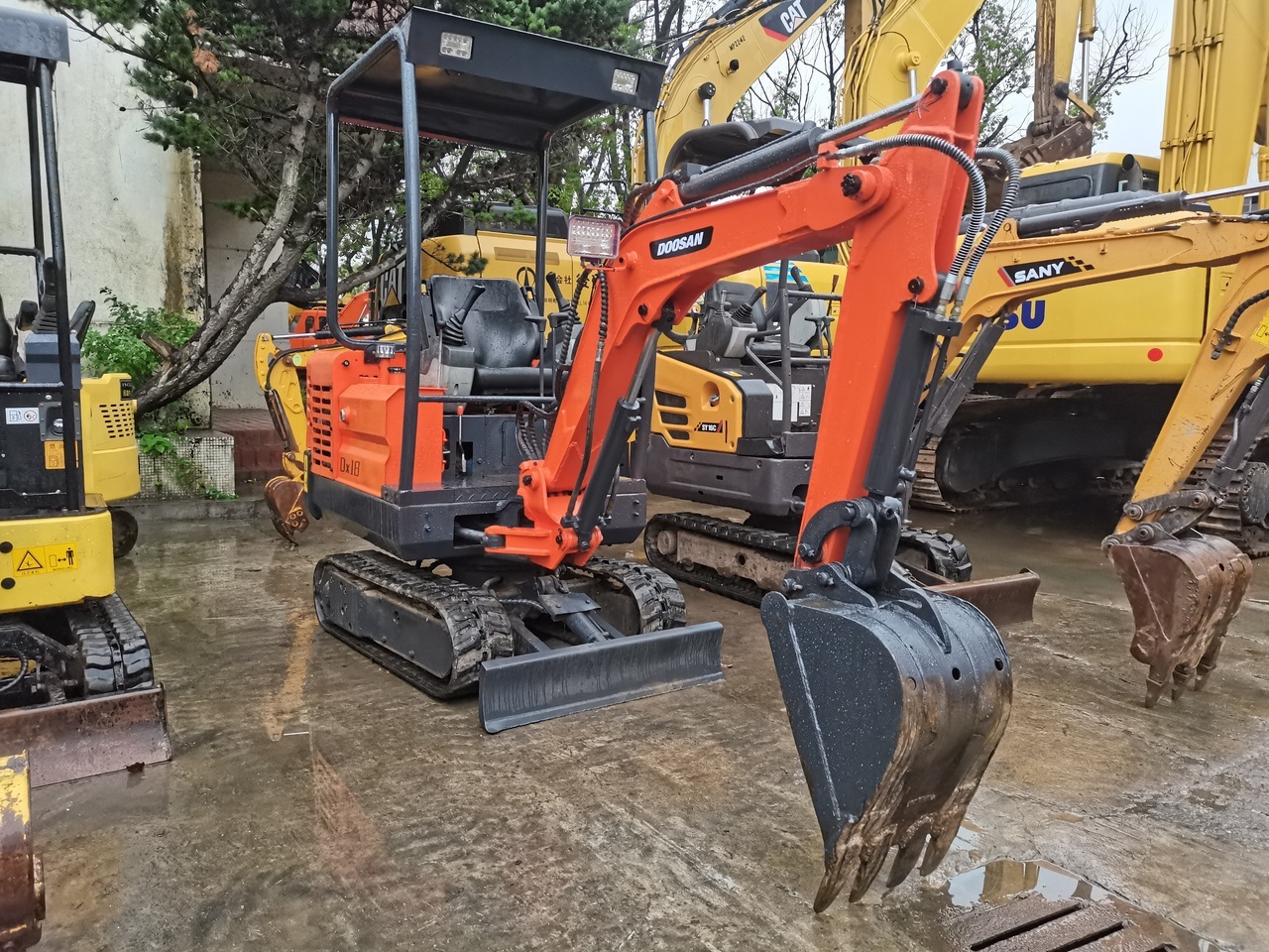 DOOSAN DX18 - Máy xúc mini: hình 1 DOOSAN DX18 - Máy xúc mini: hình 1