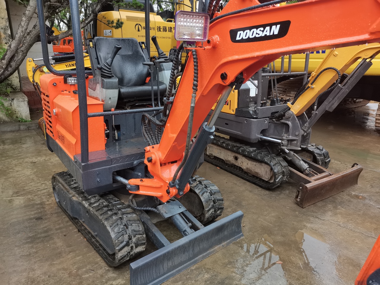 DOOSAN DX18 - Máy xúc mini: hình 4 DOOSAN DX18 - Máy xúc mini: hình 4