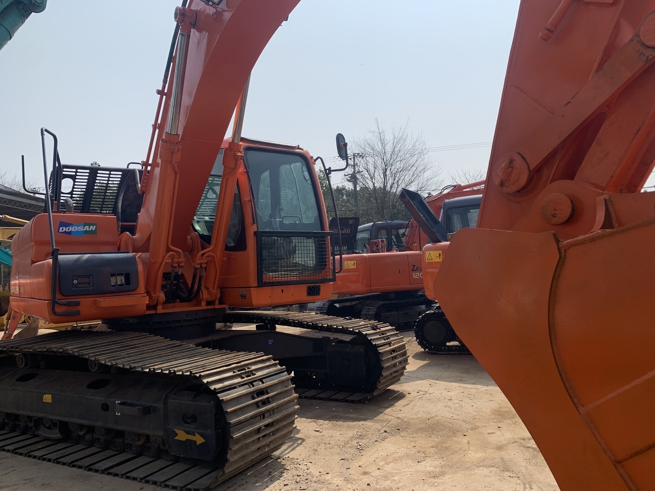 DOOSAN DX225LC - Máy xúc bánh xích: hình 1 DOOSAN DX225LC - Máy xúc bánh xích: hình 1