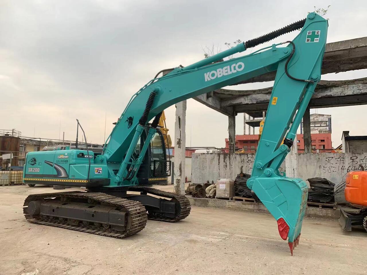 KOBELCO SK200-8 - Máy xúc bánh xích: hình 3 KOBELCO SK200-8 - Máy xúc bánh xích: hình 3