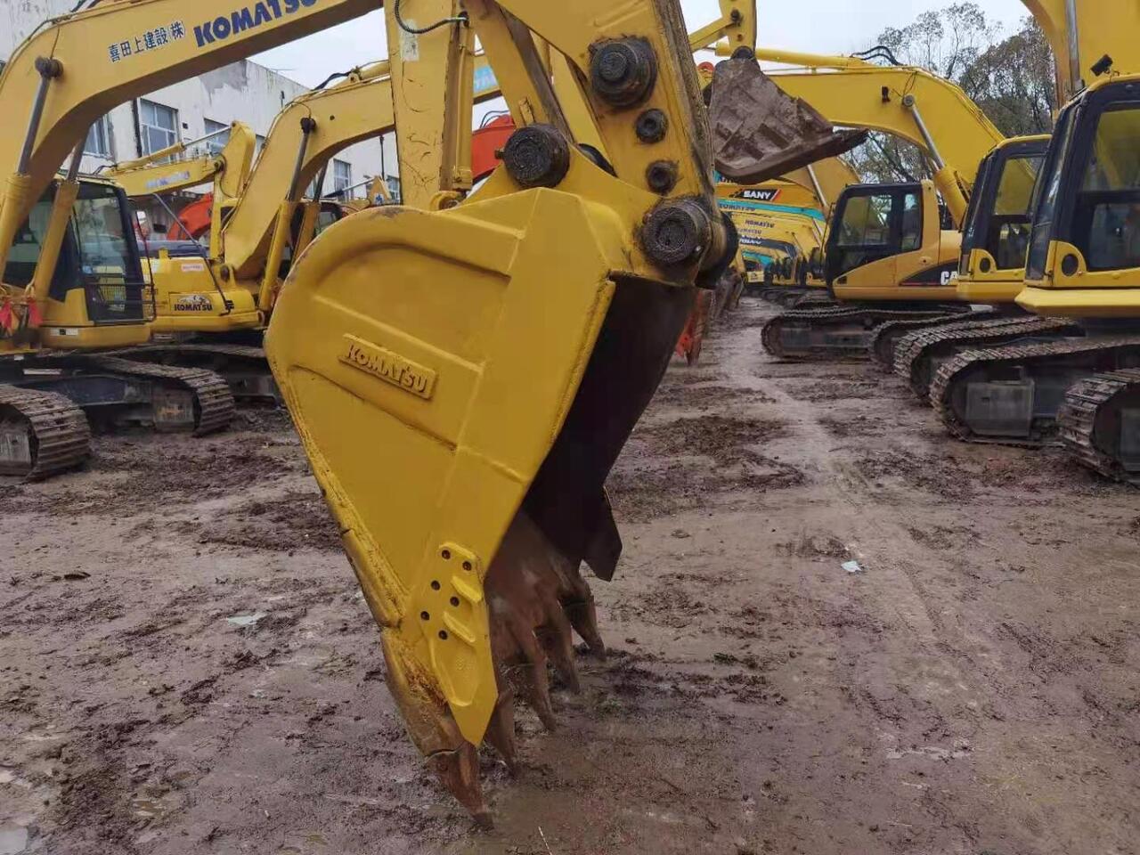 KOMATSU PC210-8 - Máy xúc bánh xích: hình 4 KOMATSU PC210-8 - Máy xúc bánh xích: hình 4