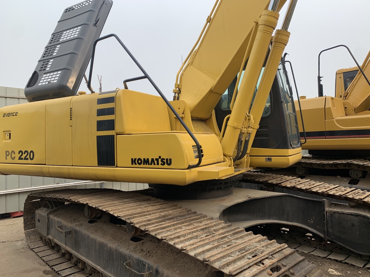 KOMATSU PC220-6E - Máy xúc bánh xích: hình 1 KOMATSU PC220-6E - Máy xúc bánh xích: hình 1
