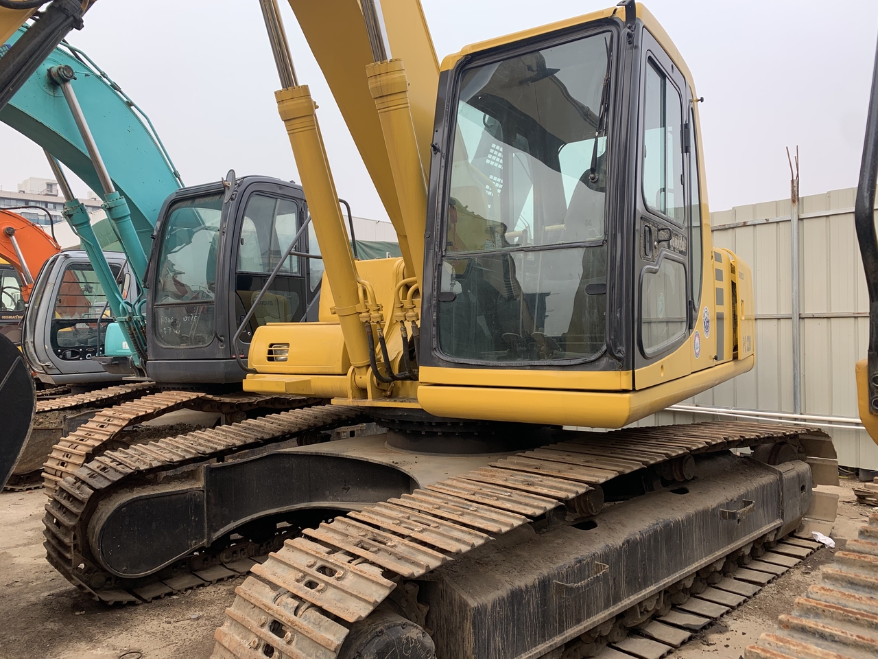 KOMATSU PC220-6E - Máy xúc bánh xích: hình 2 KOMATSU PC220-6E - Máy xúc bánh xích: hình 2