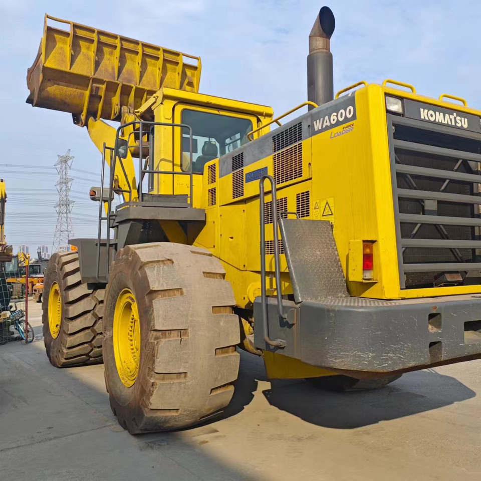 KOMATSU WA600-3 - Máy xúc lật bánh lốp: hình 1 KOMATSU WA600-3 - Máy xúc lật bánh lốp: hình 1