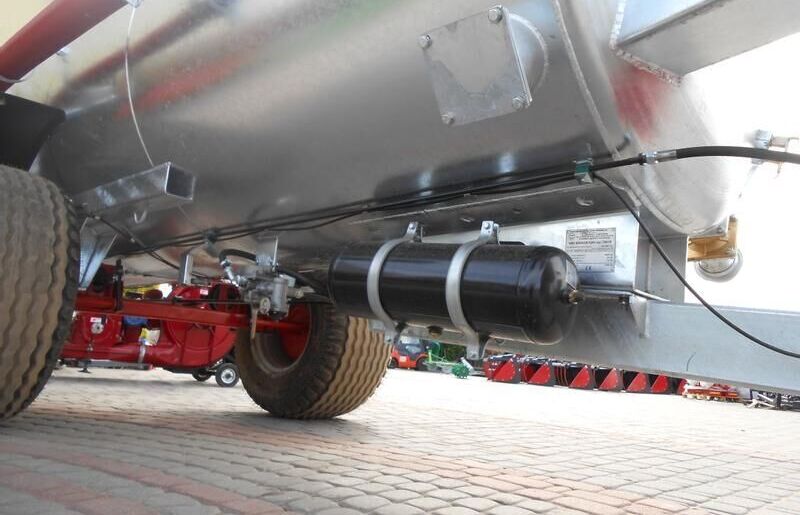 POMOT Single-axial tanker truck/ Beczkowóz wóz asenizacyjny 5000 l - Máy rải phân dạng lỏng: hình 5 POMOT Single-axial tanker truck/ Beczkowóz wóz asenizacyjny 5000 l - Máy rải phân dạng lỏng: hình 5