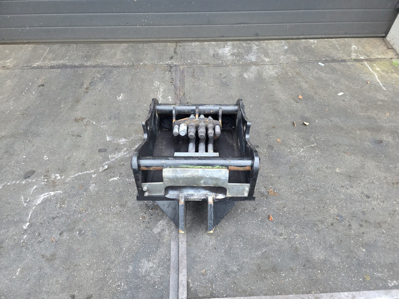 Oilquick kopplaat oq70/55 adaptor plate oilquick 70 55 steelwrist - Bộ ghép nhanh cho Máy móc xây dựng: hình 1 Oilquick kopplaat oq70/55 adaptor plate oilquick 70 55 steelwrist - Bộ ghép nhanh cho Máy móc xây dựng: hình 1