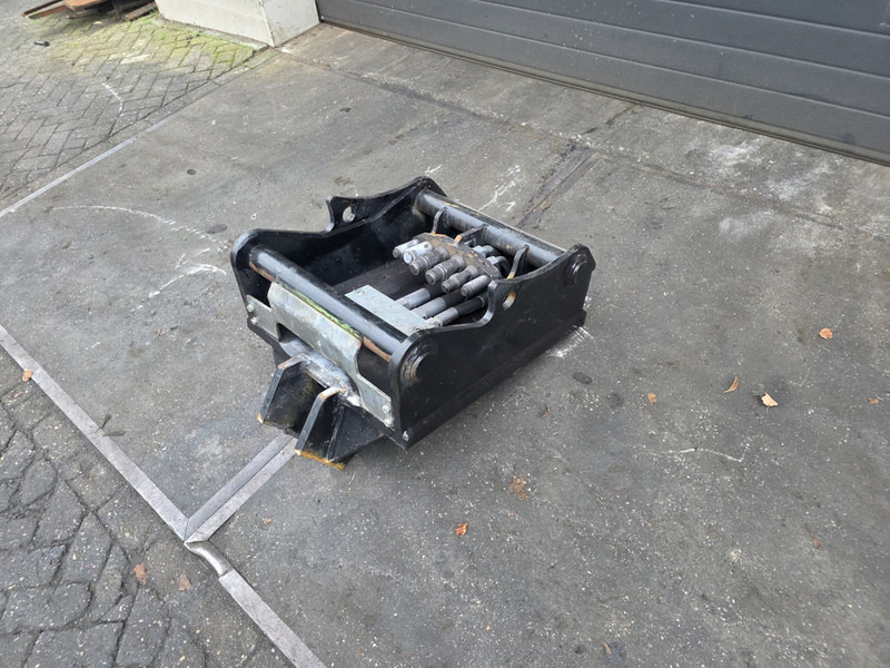 Oilquick kopplaat oq70/55 adaptor plate oilquick 70 55 steelwrist - Bộ ghép nhanh cho Máy móc xây dựng: hình 2 Oilquick kopplaat oq70/55 adaptor plate oilquick 70 55 steelwrist - Bộ ghép nhanh cho Máy móc xây dựng: hình 2