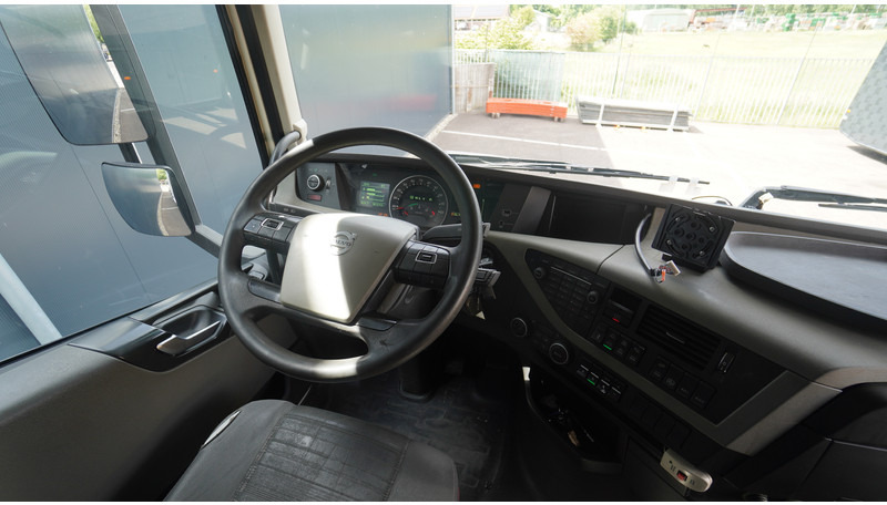 Volvo FH 460 8X2 20 FT CONTAINER TRANSPORT TRUCK - Xe chở container/ Xe tải hoán đổi thân: hình 5 Volvo FH 460 8X2 20 FT CONTAINER TRANSPORT TRUCK - Xe chở container/ Xe tải hoán đổi thân: hình 5