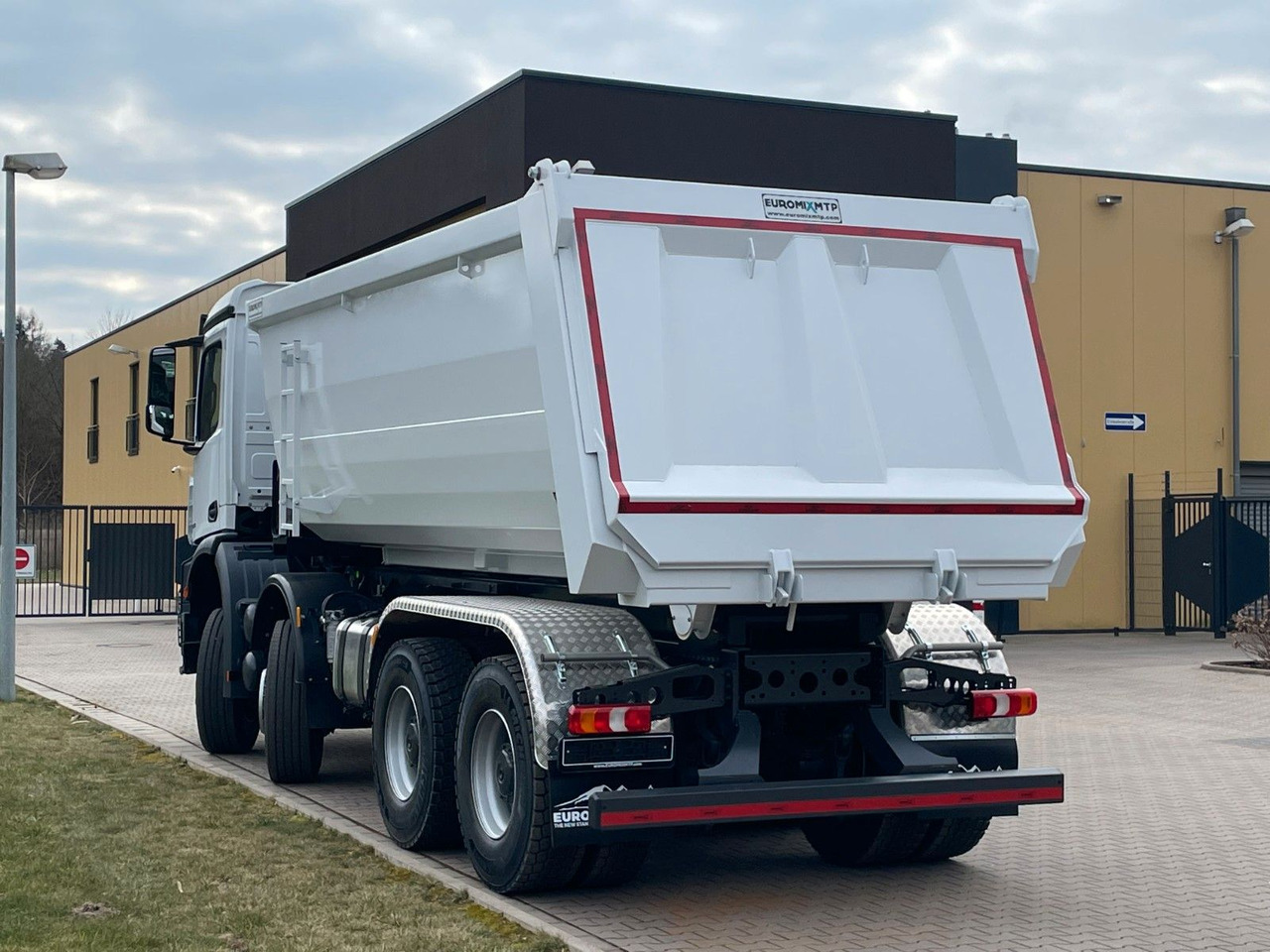 Mercedes-Benz 4142 8X4 Mulden- Kipper - EuromixMTP - Xe tải chở thùng nhỏ: hình 5 Mercedes-Benz 4142 8X4 Mulden- Kipper - EuromixMTP - Xe tải chở thùng nhỏ: hình 5