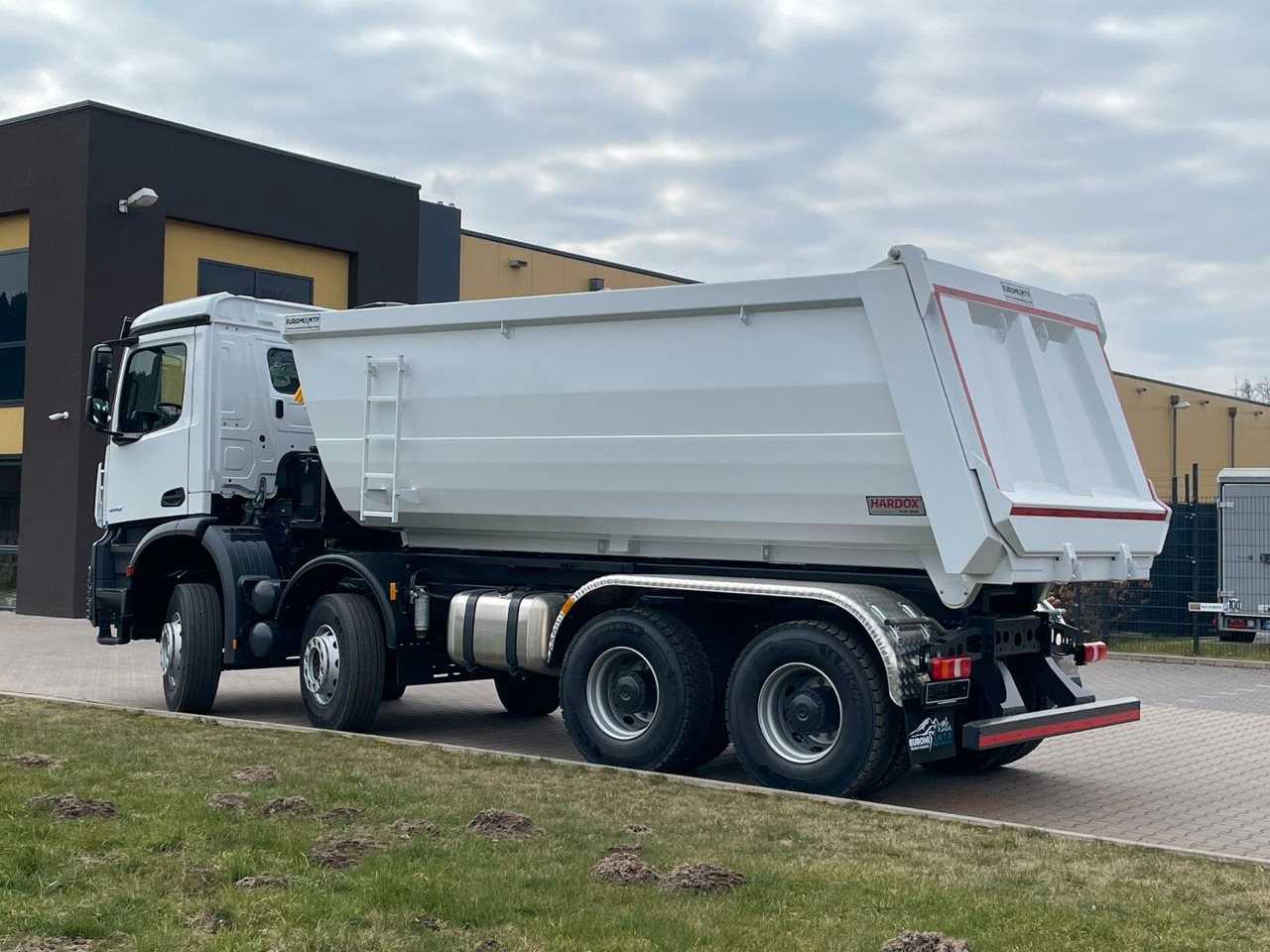 Mercedes-Benz 4142 8X4 Mulden- Kipper - EuromixMTP - Xe tải chở thùng nhỏ: hình 4 Mercedes-Benz 4142 8X4 Mulden- Kipper - EuromixMTP - Xe tải chở thùng nhỏ: hình 4