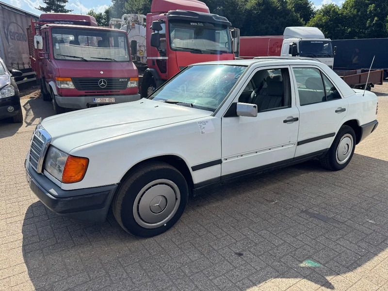 Mercedes-Benz 200-serie **W124-250D** - Sedan: hình 1 Mercedes-Benz 200-serie **W124-250D** - Sedan: hình 1