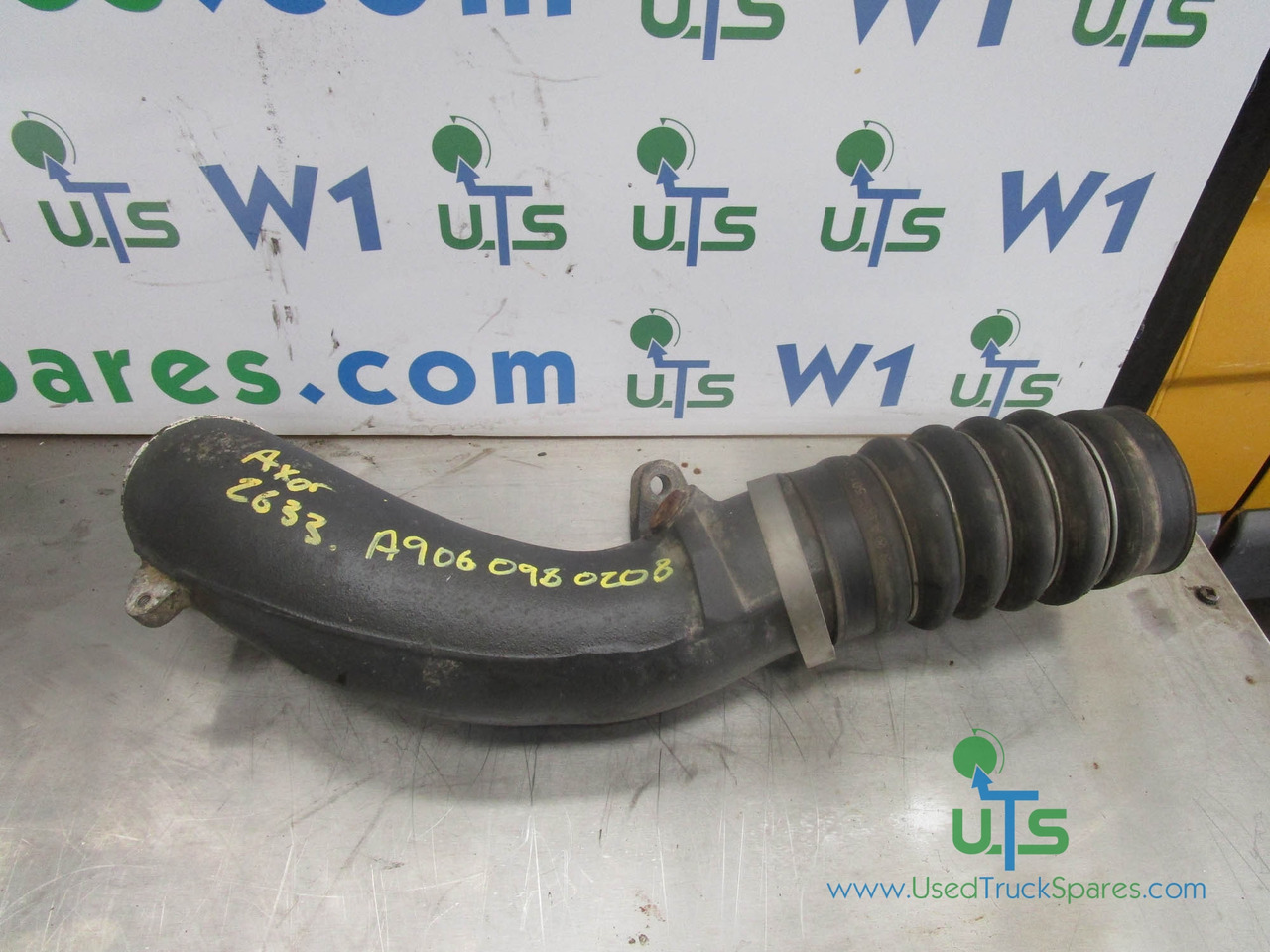 MERCEDES AXOR 2633 (OM926) INTERCOOLER PIPE P/NO A9060980208 - Động cơ và các bộ phận cho Xe tải: hình 1 MERCEDES AXOR 2633 (OM926) INTERCOOLER PIPE P/NO A9060980208 - Động cơ và các bộ phận cho Xe tải: hình 1