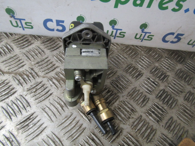 VOLVO FE HAND BRAKE CONTROL UNIT WABCO 20763929 - Linh kiện điện cho Xe tải: hình 2 VOLVO FE HAND BRAKE CONTROL UNIT WABCO 20763929 - Linh kiện điện cho Xe tải: hình 2