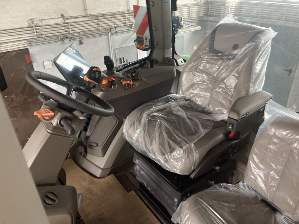 Máy cày mới John Deere TRAKTOR 8R370: hình 6 Máy cày mới John Deere TRAKTOR 8R370: hình 6