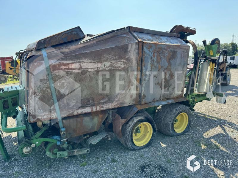 John Deere 744 - Máy đóng kiện tròn: hình 4 John Deere 744 - Máy đóng kiện tròn: hình 4