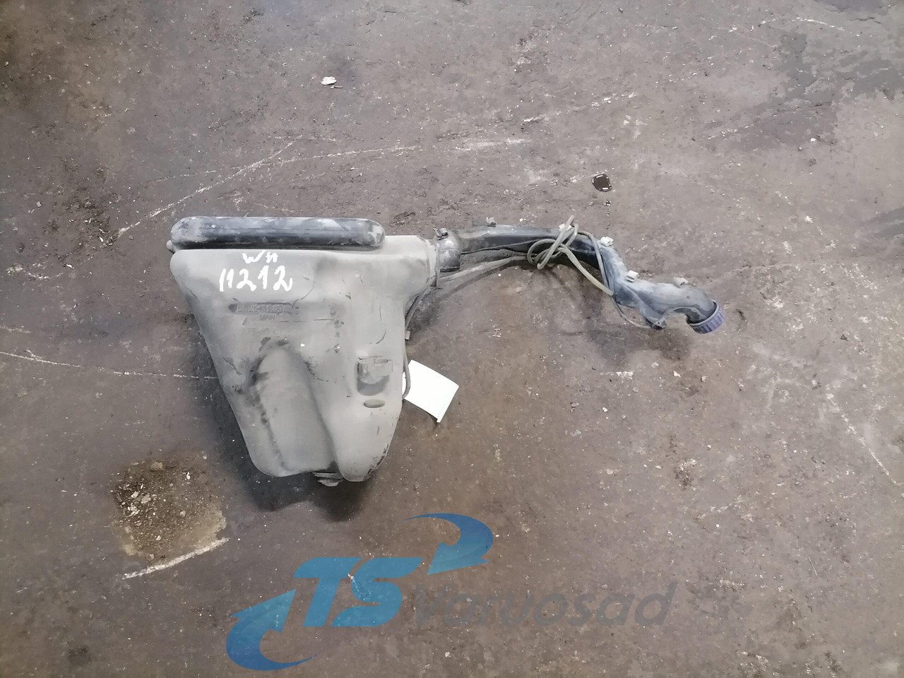 MAN Windscreen washer fluid tank 81264810079 - Cần gạt nước cho Xe tải: hình 1 MAN Windscreen washer fluid tank 81264810079 - Cần gạt nước cho Xe tải: hình 1