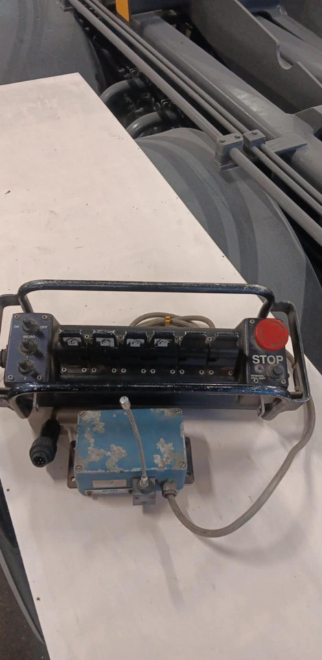 SCANRECO SCANRECO RC400 remote + receiver RC400 - Thủy lực cho Xe tải: hình 1 SCANRECO SCANRECO RC400 remote + receiver RC400 - Thủy lực cho Xe tải: hình 1