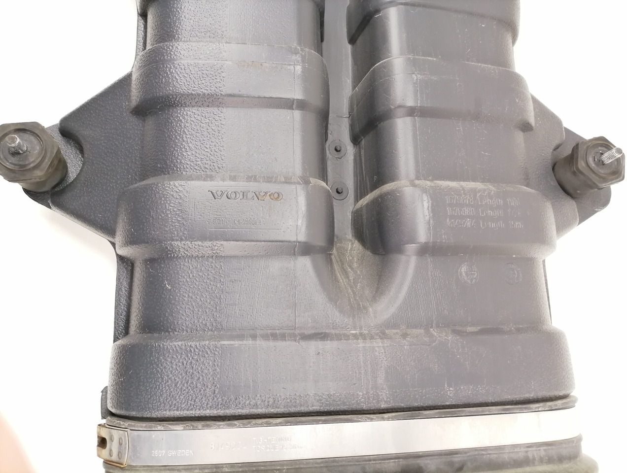Volvo Air intake 1676678 - Hệ thống nạp khí cho Xe tải: hình 4 Volvo Air intake 1676678 - Hệ thống nạp khí cho Xe tải: hình 4