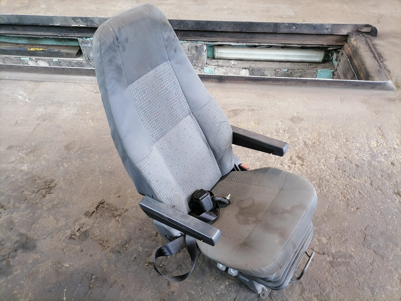 Volvo Passenger seat 20591478 - Chỗ ngồi cho Xe tải: hình 2 Volvo Passenger seat 20591478 - Chỗ ngồi cho Xe tải: hình 2