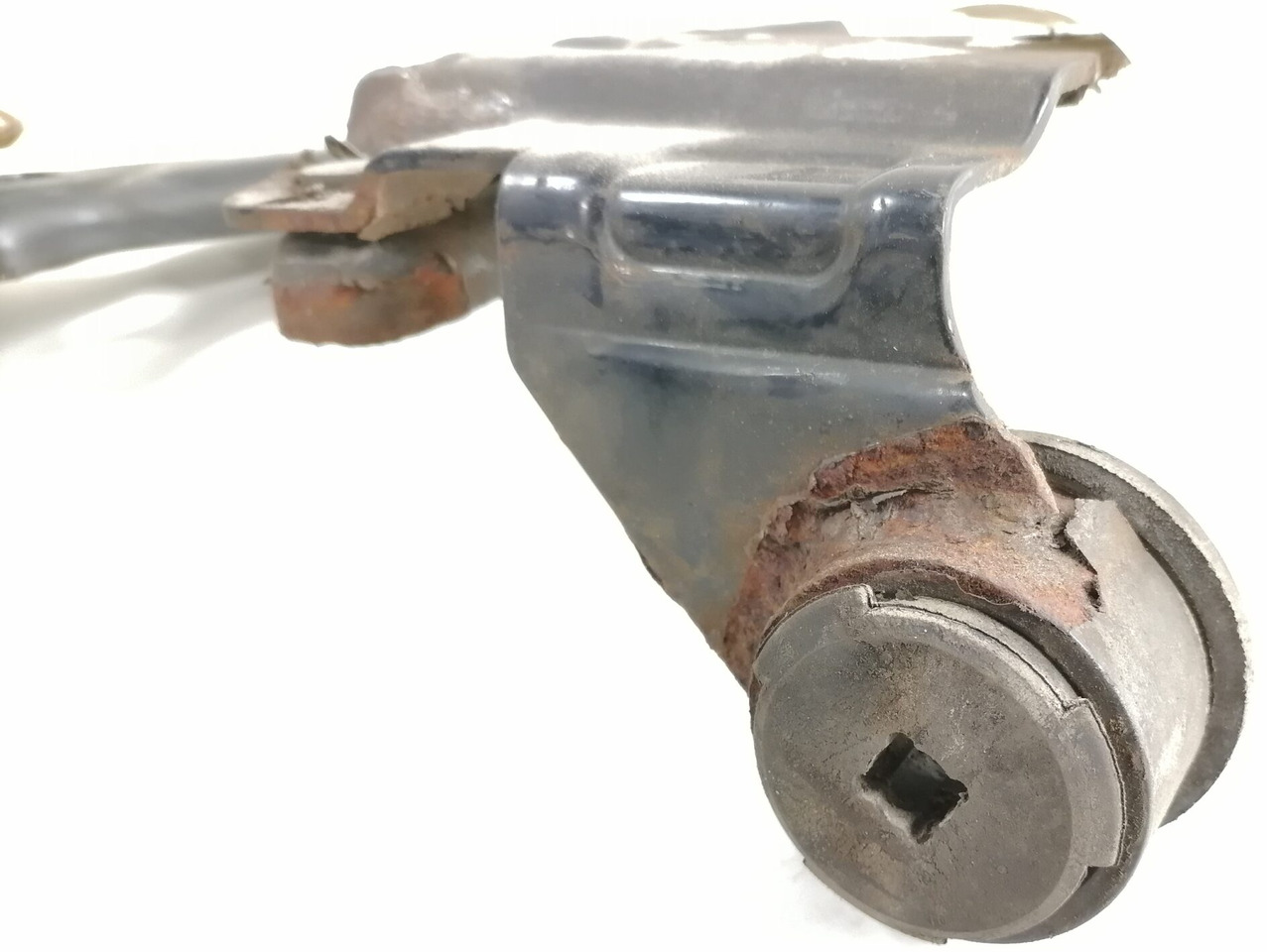 Volvo lower grille carrier hinge 20425954 - Lưới tản nhiệt cho Xe tải: hình 3 Volvo lower grille carrier hinge 20425954 - Lưới tản nhiệt cho Xe tải: hình 3