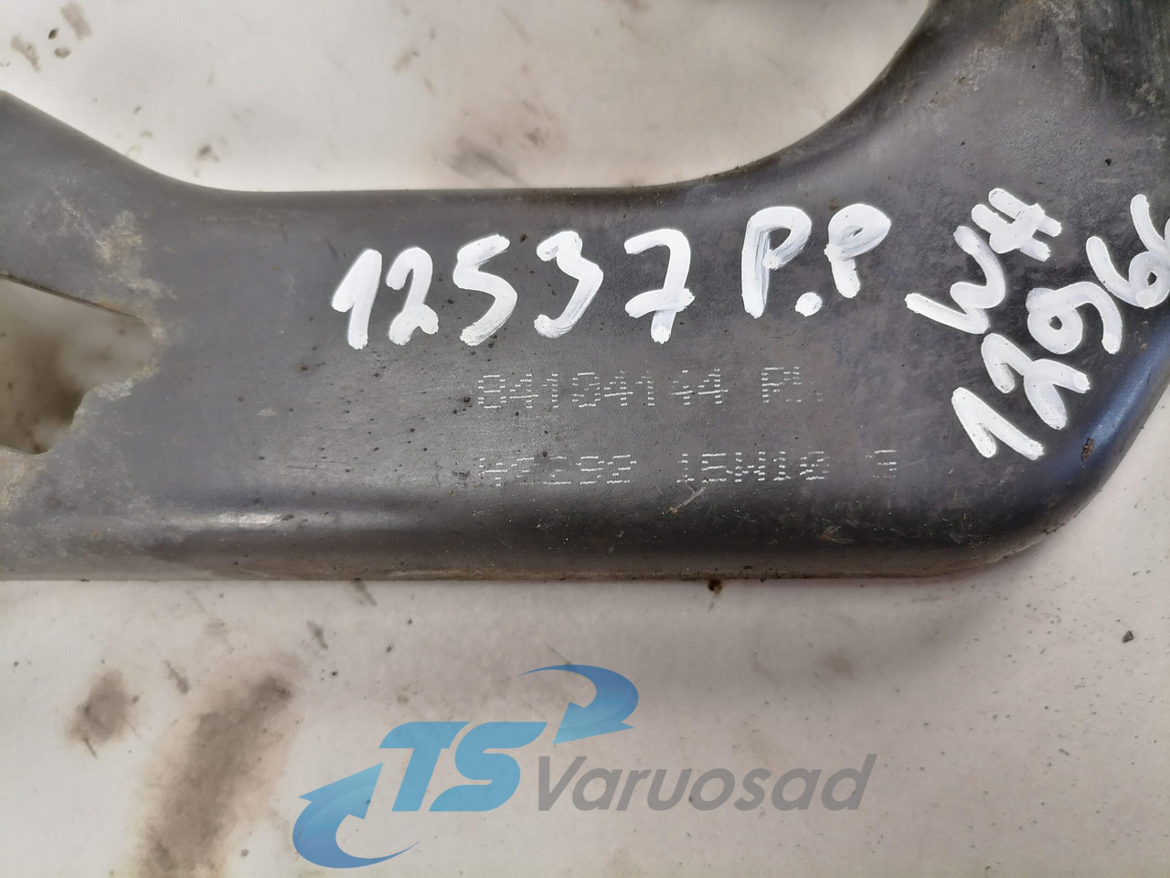 Volvo lower grille carrier hinge 84104144 - Lưới tản nhiệt cho Xe tải: hình 3 Volvo lower grille carrier hinge 84104144 - Lưới tản nhiệt cho Xe tải: hình 3