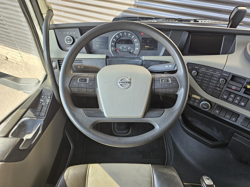 Interior photo 1: Cho thuê Volvo FH540 / EFFER 525S / JIB 4S-HD / 8x4/4 Volvo FH540 / EFFER 525S / JIB 4S-HD / 8x4/4