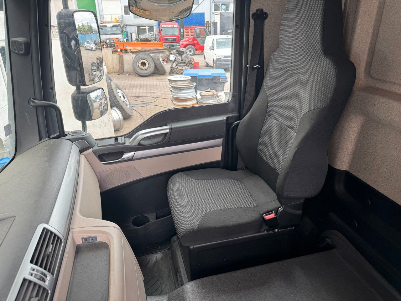 MAN 18.290 4X2 Koffer / Plane Top Zustand 8,30 Meter - Xe tải thùng mui bạt: hình 4 MAN 18.290 4X2 Koffer / Plane Top Zustand 8,30 Meter - Xe tải thùng mui bạt: hình 4