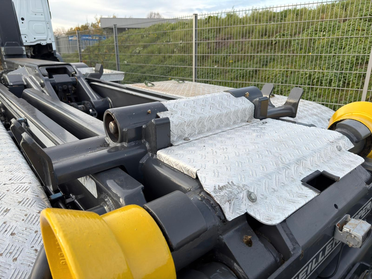 Mercedes-Benz 3748 8x4 Meiller RK30.65 | Funk | hydr.Container - Xe tải nâng móc: hình 5 Mercedes-Benz 3748 8x4 Meiller RK30.65 | Funk | hydr.Container - Xe tải nâng móc: hình 5