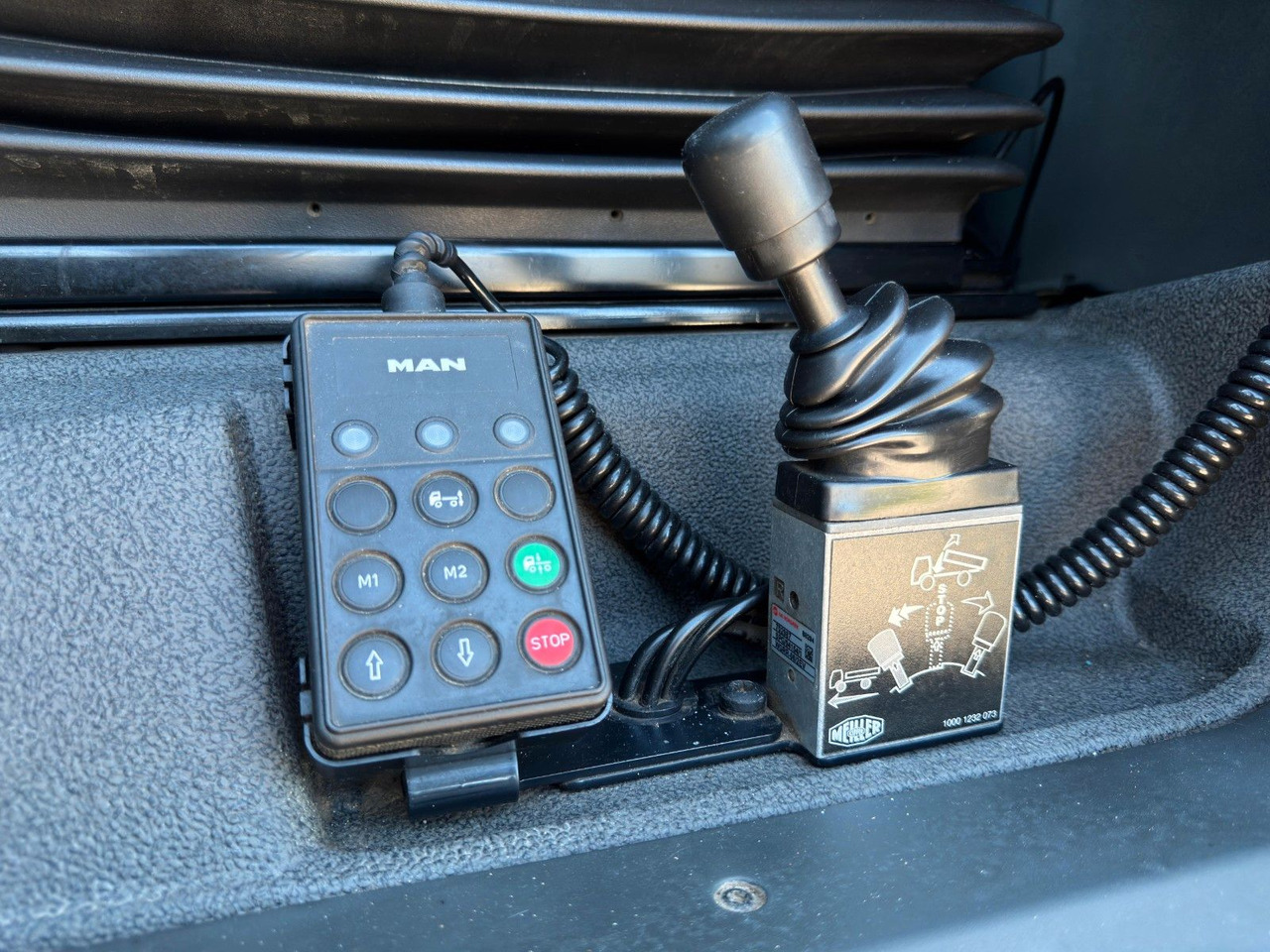 Xe đầu kéo MAN 18.460 4x2 Kipphydr. | Standheiz. | Top Zustand: hình 19 Xe đầu kéo MAN 18.460 4x2 Kipphydr. | Standheiz. | Top Zustand: hình 19
