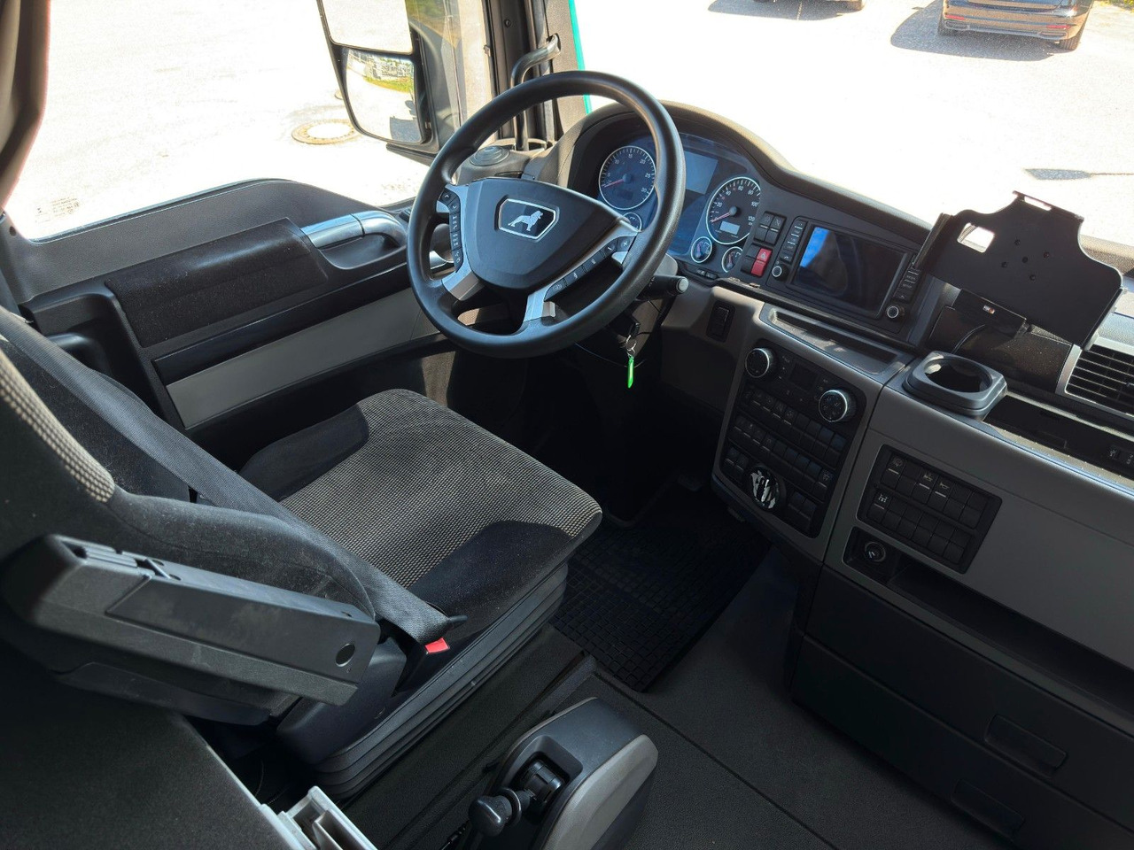 Xe đầu kéo MAN 18.460 4x2 Kipphydr. | Standheiz. | Top Zustand: hình 12 Xe đầu kéo MAN 18.460 4x2 Kipphydr. | Standheiz. | Top Zustand: hình 12