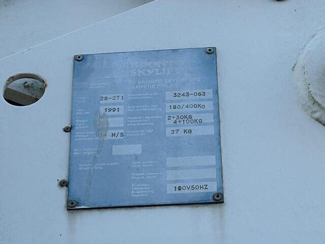 Scania P113ML - Nền bục trên không gắn trên xe tải: hình 5 Scania P113ML - Nền bục trên không gắn trên xe tải: hình 5