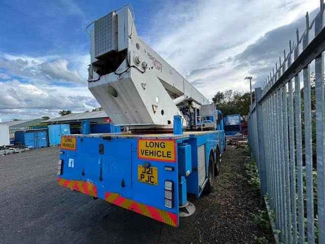 Scania P113ML - Nền bục trên không gắn trên xe tải: hình 3 Scania P113ML - Nền bục trên không gắn trên xe tải: hình 3