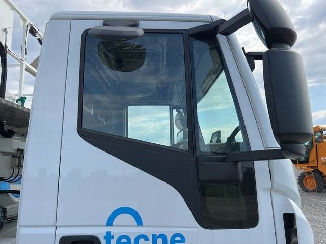 Nền bục trên không gắn trên xe tải, Máy nâng người hình kéo Iveco Eurocargo 180E25: hình 17