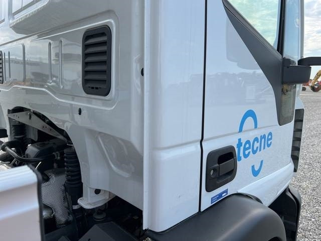 Nền bục trên không gắn trên xe tải, Máy nâng người hình kéo Iveco Eurocargo 180E25: hình 9