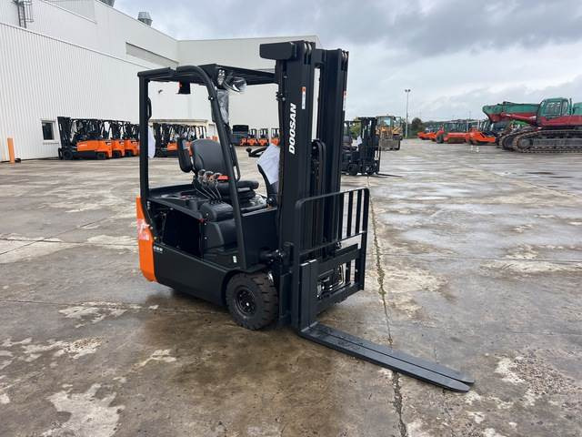 Doosan B15T-7 PLUS - Xe nâng điện: hình 4 Doosan B15T-7 PLUS - Xe nâng điện: hình 4
