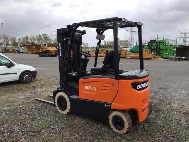 Doosan B25X-7 PLUS - Xe nâng điện: hình 2 Doosan B25X-7 PLUS - Xe nâng điện: hình 2
