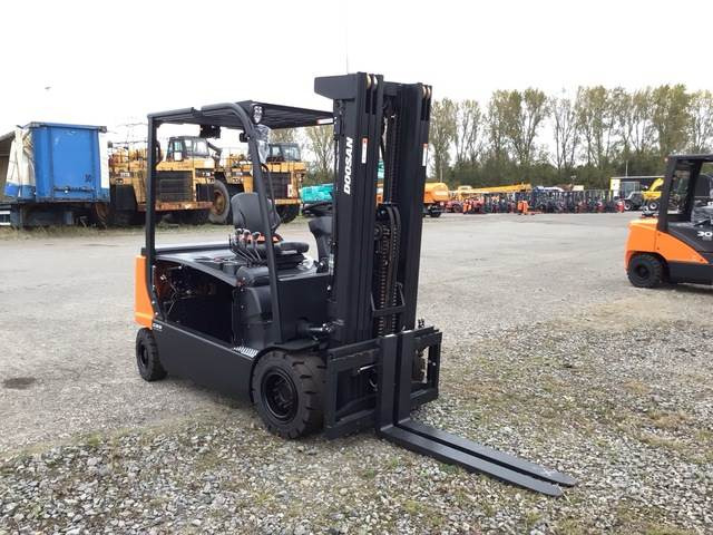 Doosan B35X-7 PLUS - Xe nâng điện: hình 4 Doosan B35X-7 PLUS - Xe nâng điện: hình 4