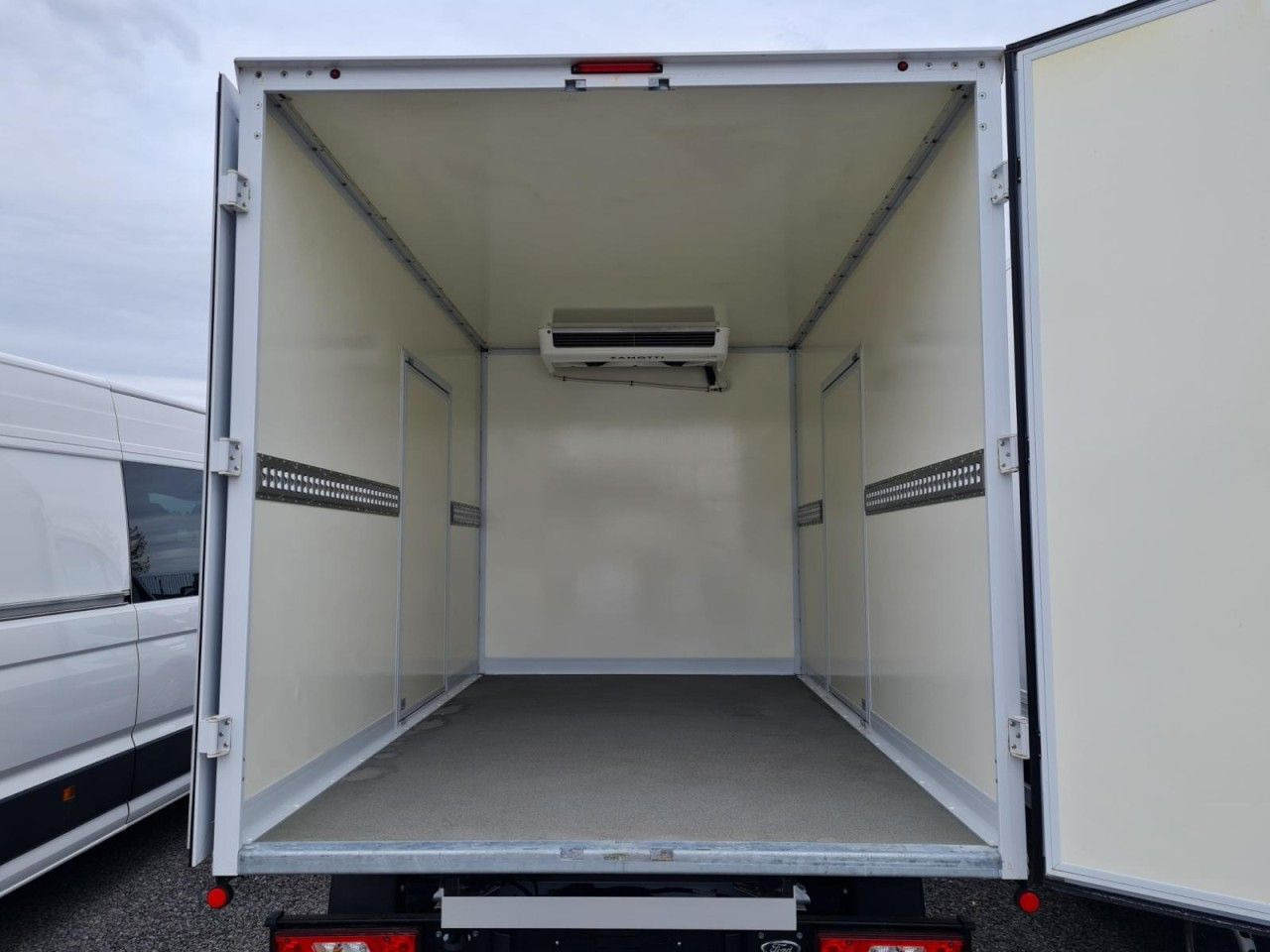 Ford Transit 350 Kühlkoffer STAND+FAHRKÜHLUNG TREND Ford Transit 350 Kühlkoffer STAND+FAHRKÜHLUNG TREND - Xe van đông lạnh: hình 5 Ford Transit 350 Kühlkoffer STAND+FAHRKÜHLUNG TREND Ford Transit 350 Kühlkoffer STAND+FAHRKÜHLUNG TREND - Xe van đông lạnh: hình 5