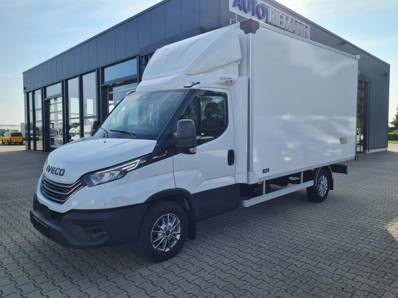Iveco 35S 18 3.0 Koffer Hi Matic LM KLIMA KAMERA Navig - Xe tải nhỏ thùng kín: hình 3 Iveco 35S 18 3.0 Koffer Hi Matic LM KLIMA KAMERA Navig - Xe tải nhỏ thùng kín: hình 3
