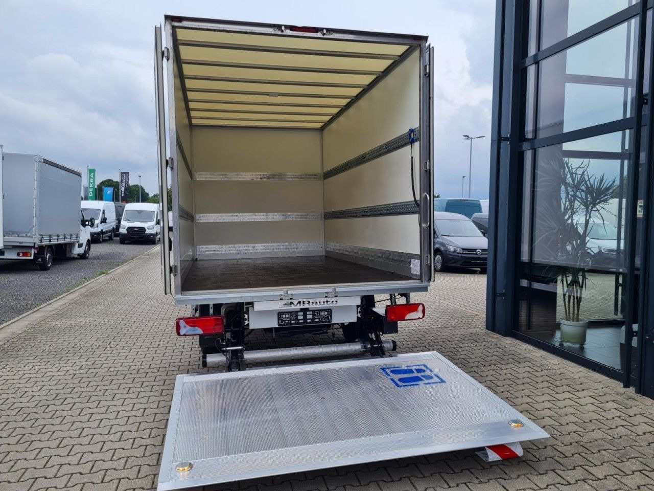 Xe tải nhỏ thùng kín Mercedes-Benz Sprinter 315 CDI Koffer LBW RWD KLIMA TEMPOMAT: hình 6