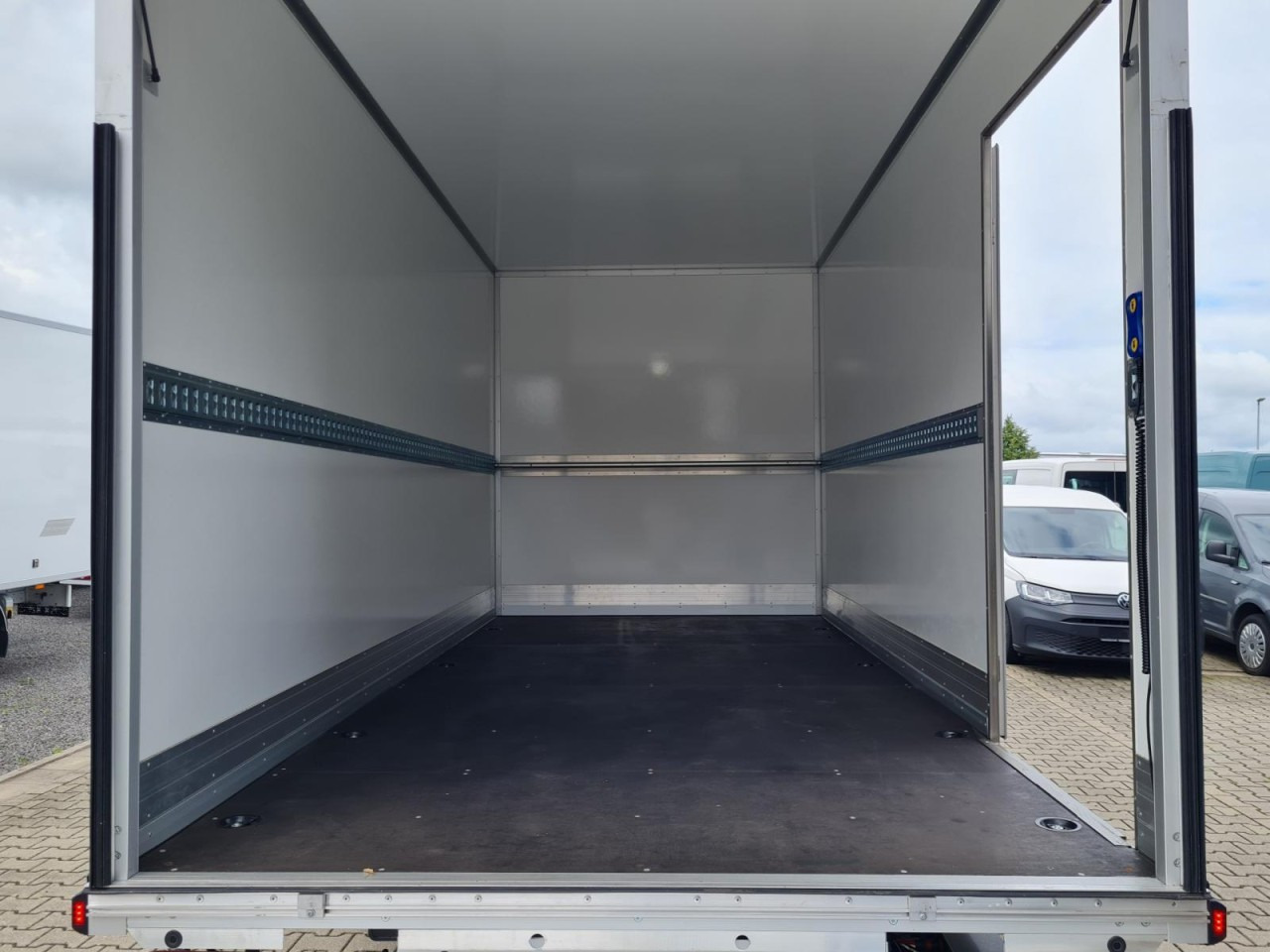 Renault Master 35 New Möbel Koffer LBW KLIMA TEMPOMAT - Xe tải nhỏ thùng kín: hình 5 Renault Master 35 New Möbel Koffer LBW KLIMA TEMPOMAT - Xe tải nhỏ thùng kín: hình 5