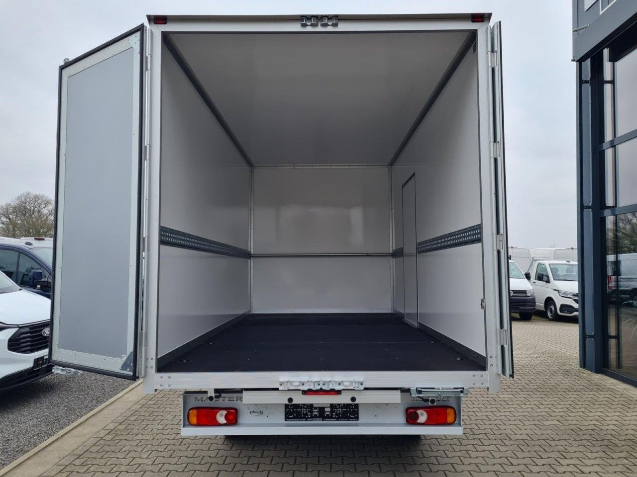 Renault New Master 35 Möbel Koffer KLIMA LUFTFEDER TEMPO - Xe tải nhỏ thùng kín: hình 5 Renault New Master 35 Möbel Koffer KLIMA LUFTFEDER TEMPO - Xe tải nhỏ thùng kín: hình 5