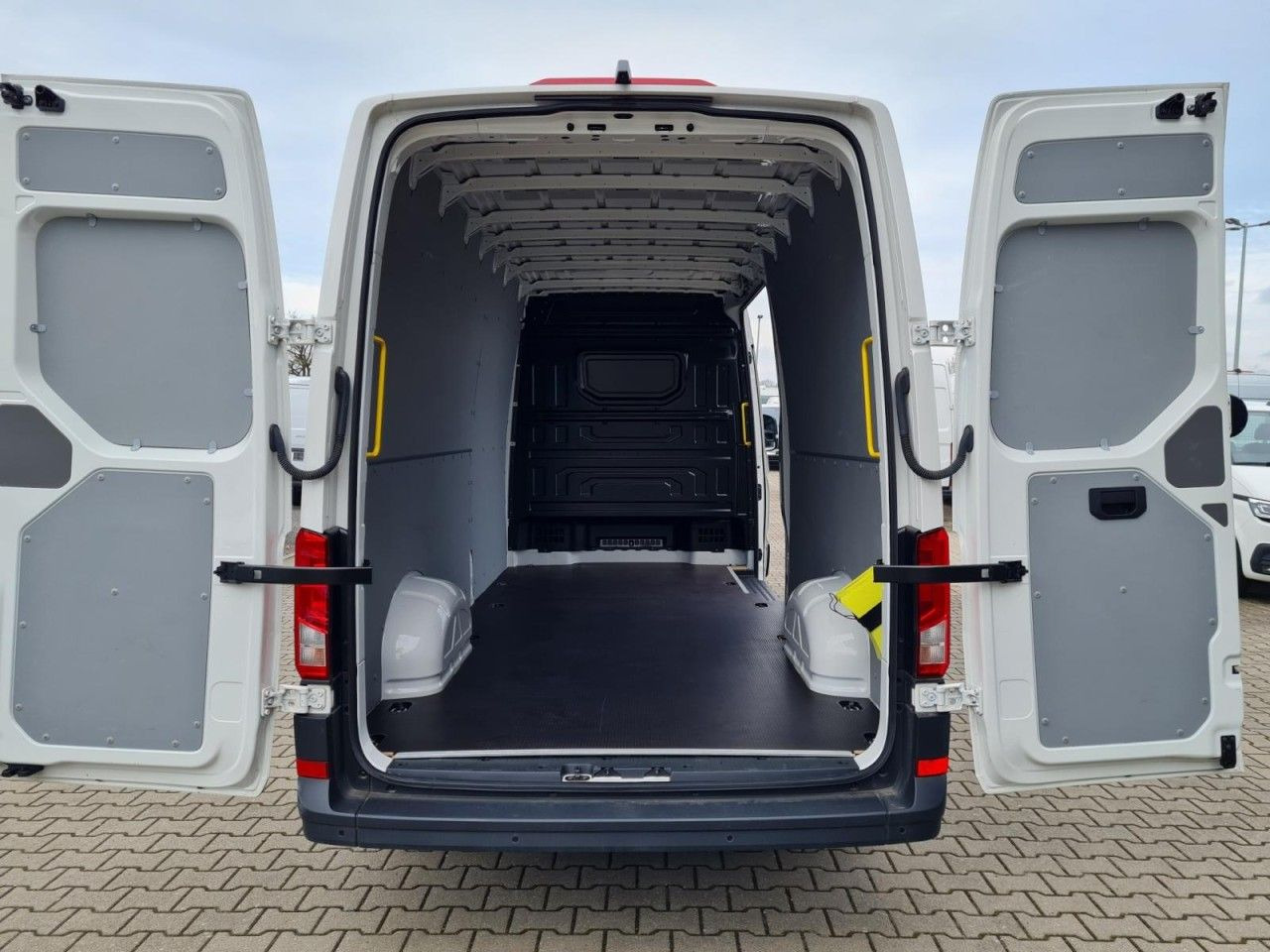 Volkswagen Crafter 35 Kasten lang L4H2 KLIMA NAVI_APP HOLZB - Xe van chở hàng: hình 5 Volkswagen Crafter 35 Kasten lang L4H2 KLIMA NAVI_APP HOLZB - Xe van chở hàng: hình 5