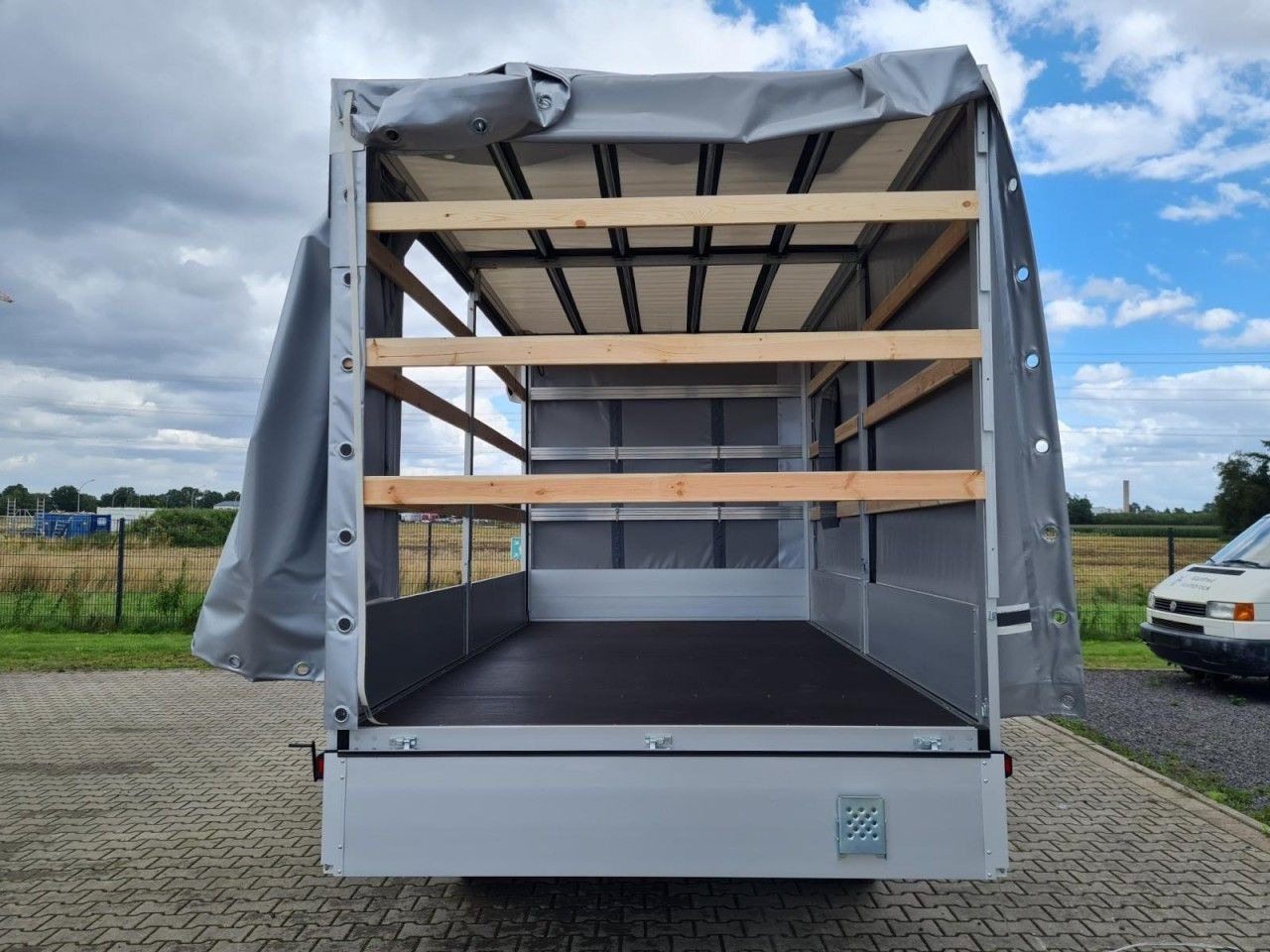 Volkswagen Crafter 35 TDI Pritsche Schiebe Plane ERGO LED T - Xe van thùng mui bạt: hình 5 Volkswagen Crafter 35 TDI Pritsche Schiebe Plane ERGO LED T - Xe van thùng mui bạt: hình 5