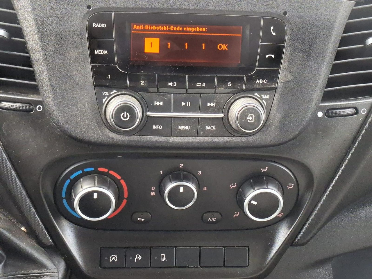 Xe van chở hàng Iveco Daily 35S14EV Radio*Kamera*Regal*AHK*Dachgepäck: hình 17