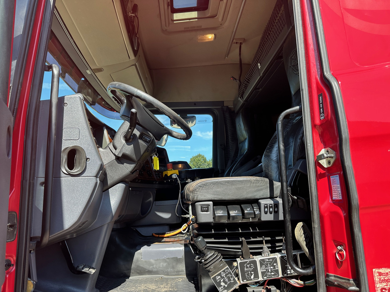 Interior photo 1: Xe tải nâng móc Scania R580 Abrollkipper V8 Mit Küpper Weisser Enteisungsgerät 45m