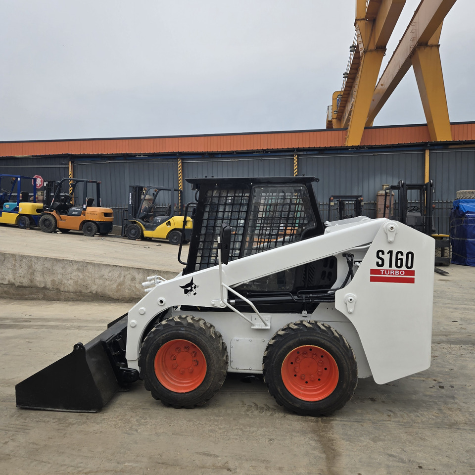 BOBCAT S160 - Máy xúc lật đa năng: hình 3 BOBCAT S160 - Máy xúc lật đa năng: hình 3