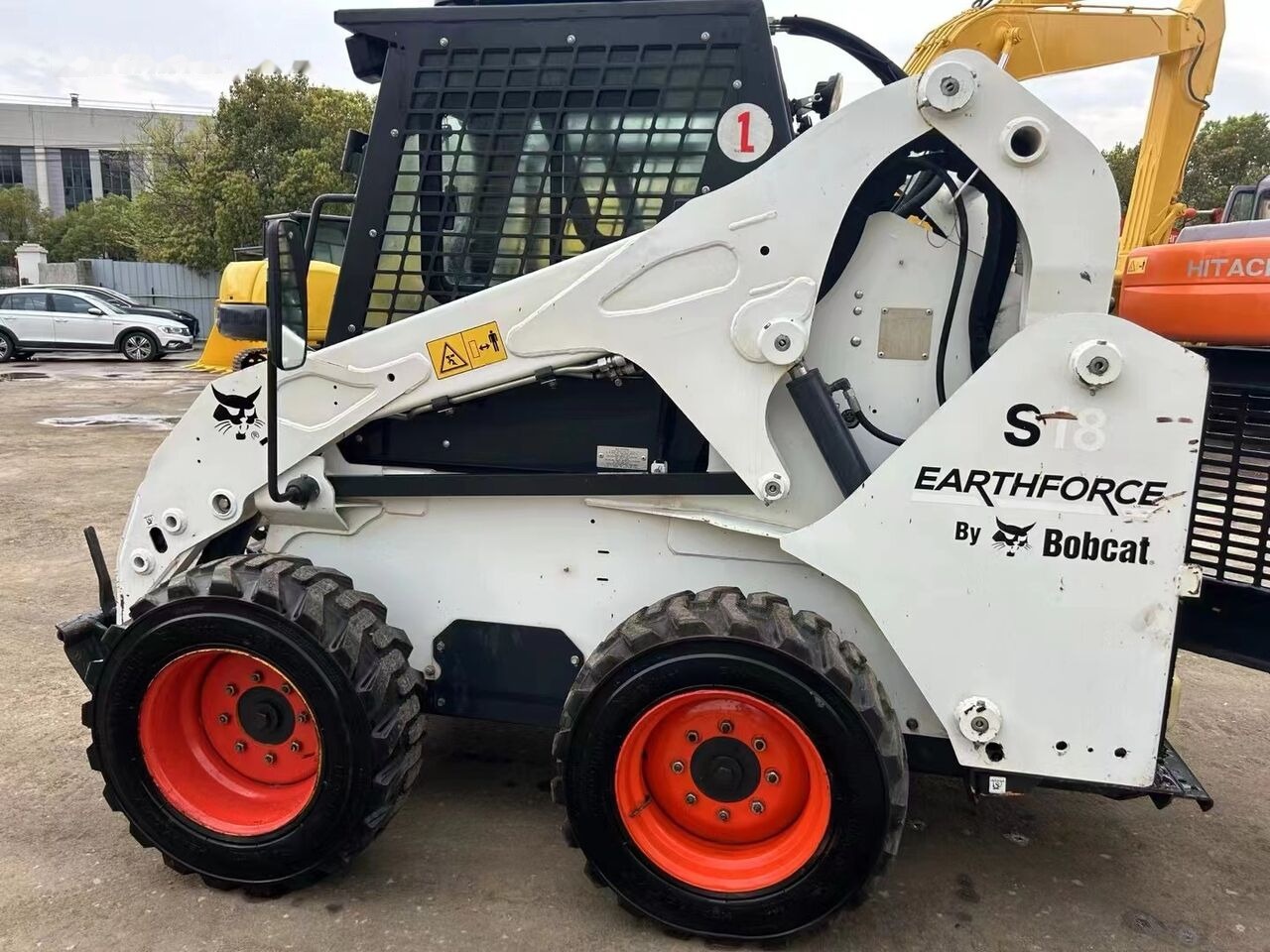 Bobcat S18 - Máy xúc lật đa năng: hình 1 Bobcat S18 - Máy xúc lật đa năng: hình 1