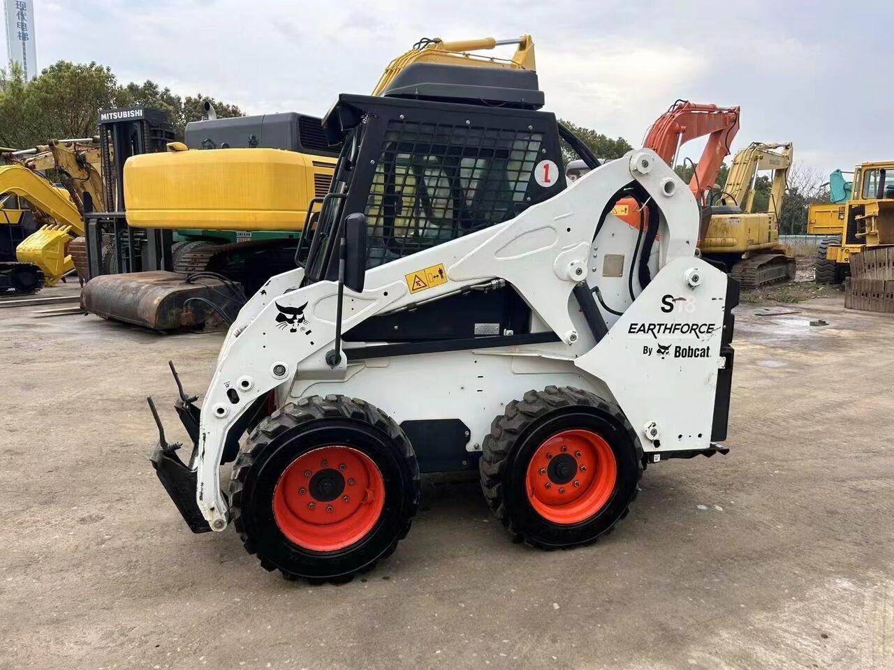 Bobcat S18 - Máy xúc lật đa năng: hình 5 Bobcat S18 - Máy xúc lật đa năng: hình 5